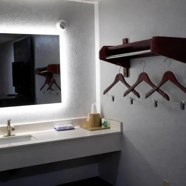 Room, Quadruple, 2 Queen Beds, Exterior Entrance، Masters Inn Augusta 9/10