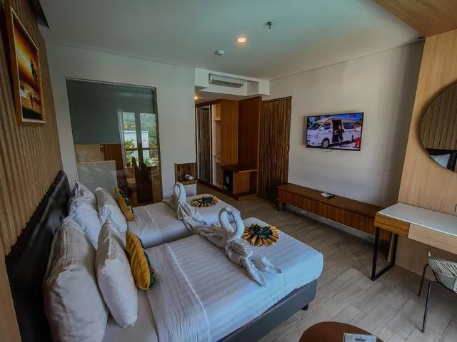 غرفة ديلوكس بسريرين منفصلين بإطلالة على المسبح، Raja Hotel Kuta Mandalika Resort & Convention 7/10