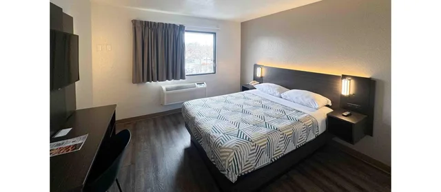 1 Queen Bed - Mobility Accessible Tub، Motel6 Glenview, IL - Chicago North 1/5