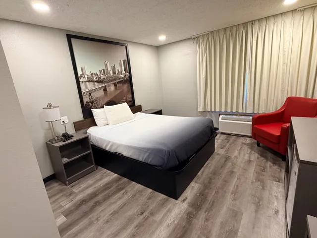غرفة قياسية بسرير كوين لذوي الإعاقة، Super 8 By Wyndham Macomb 4/8