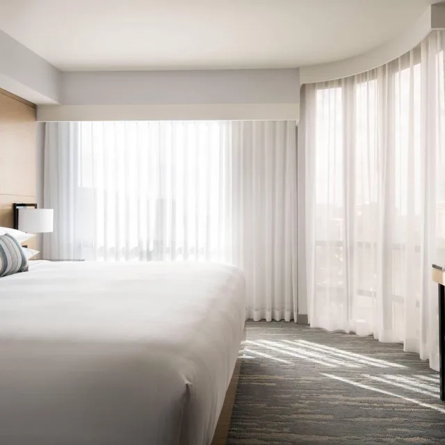 جناح جونيور بسرير كينج بإطلالة على المدينة مع أريكة في طابق مرتفع، Vancouver Airport Marriott Hotel 5/10