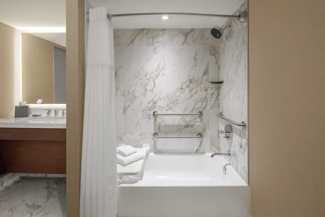 Room, King Bed, Accessible, Houston Marriott Uptown by the Galleria 7/7
