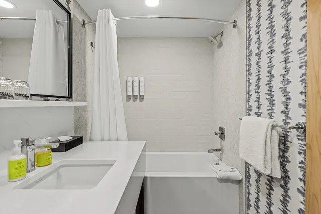 شقة سكنية بسرير كينج وسرير كوين وسرير بطابقين، Hotel Canoe & Suites 10/10
