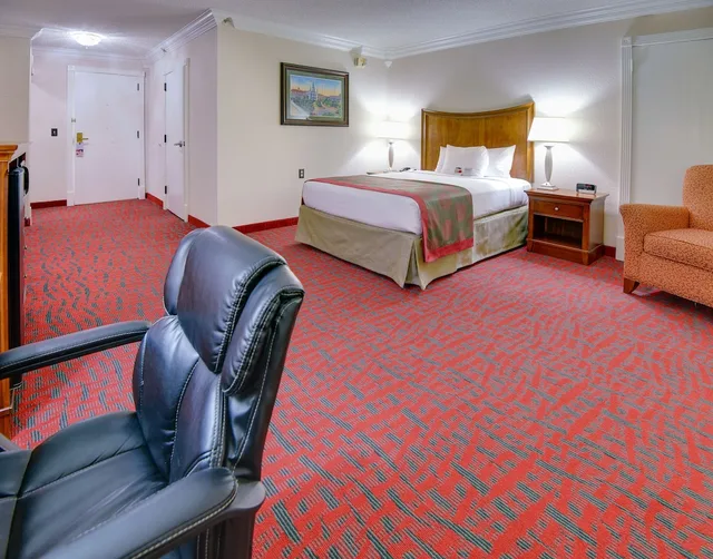 غرفة قياسية بسرير كينج، Ramada By Wyndham Metairie New Orleans Airport 4/8