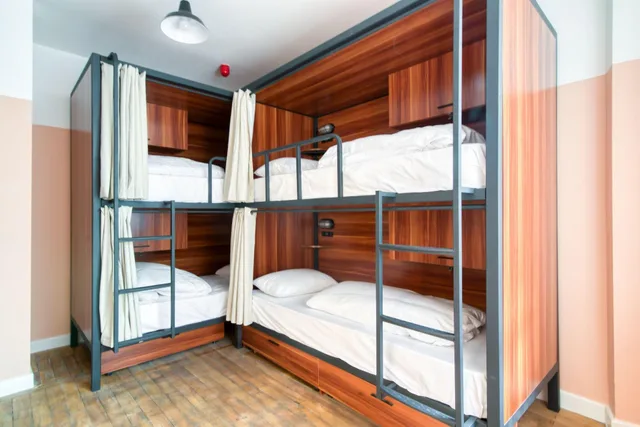 سكن مشترك مختلط صغير بثمانية أسرّة، West Beach Hotel 1/5