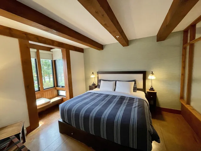 شقة سكنية بسرير كينج بإطلالة على البحر بغرفة نوم واحدة مع أريكة، Seaside Ucluelet Hotel 2/9