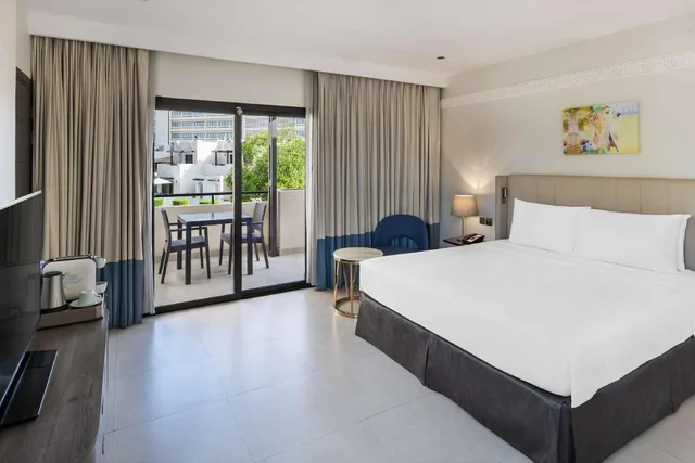 Premium, Balcony, Radisson Blu Hotel & Resort Al Ain 3/8