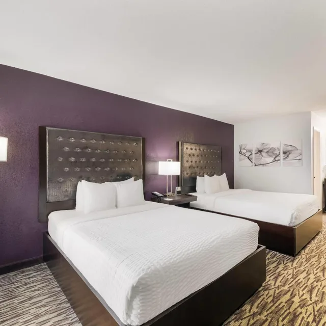 Room, 2 Queen Beds, Pool Side، Clarion Inn & Suites Across From Universal Orlando Resort 2/7