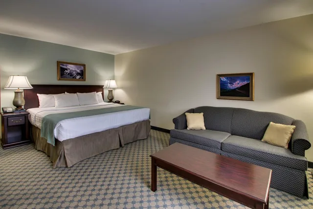 Deluxe, King Bed, The Inn At Wise 3/6