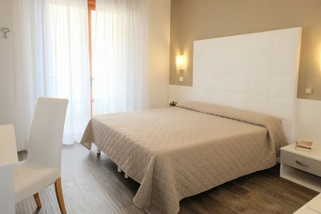 غرفة كومفورت بسريرين منفصلين بإطلالة جزئية على البحر، Hotel Orizzonte 2/4