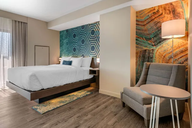 غرفة قياسية بسرير كينج، Cambria Hotel St Petersburg Madeira Beach Marina 4/6
