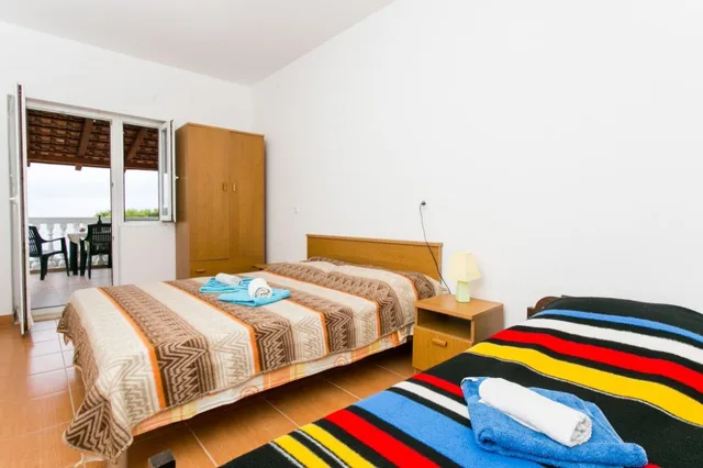 غرفة ثلاثية بسرير كوين وسرير فردي بإطلالة على البحر بشرفة، Apartments Franka Saplunara 2/5