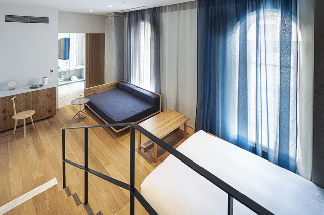 Junior Suite, Queen Bed, Sofa, Historic Building، TSUGU Kyoto Sanjo by THE SHARE HOTELS 3/5