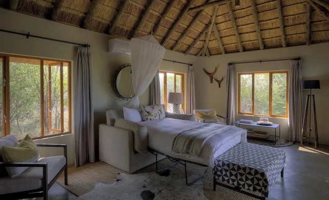 غرفة بريميوم بسرير كينج بغرفة نوم واحدة مع أريكة، Rhulani Safari Lodge 3/4