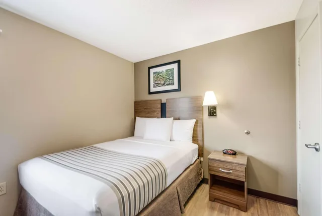 غرفة بسرير كوين، Suburban Studios Sterling - Washington Dulles 1/3