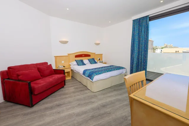غرفة رباعية بإطلالة جزئية على البحر، Hotel Saint Christophe Calvi (ex Saint Christophe Corsica) 6/10