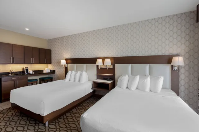 غرفة قياسية بسريرين كوين بمطبخ صغير، Best Western Plus St. John s Airport Hotel and Suites 1/6