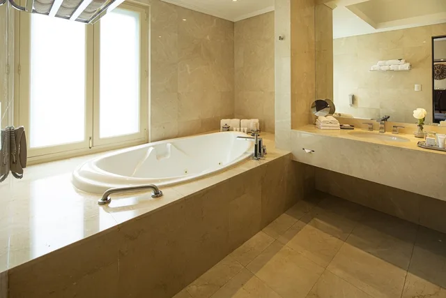 Museum, Suite, King Bed, Golf Course View، Country Club Lima Hotel 3/3