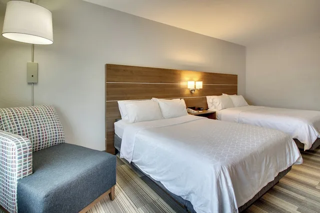 Standard, 2 Queen Beds, Holiday Inn Express Hotel & Suites Laurel 2/2