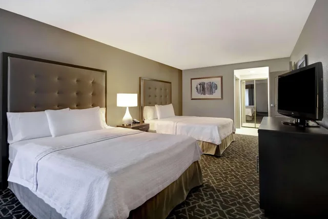 جناح بسريرين كوين بغرفة نوم واحدة مع أريكة بحوض جاكوزي، Homewood Suites by Hilton Edgewater-NYC Area 1/3