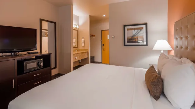 غرفة قياسية بسرير كينج يُسمح فيها بالحيوانات الأليفة، Best Western Northwest Lodge 9/10