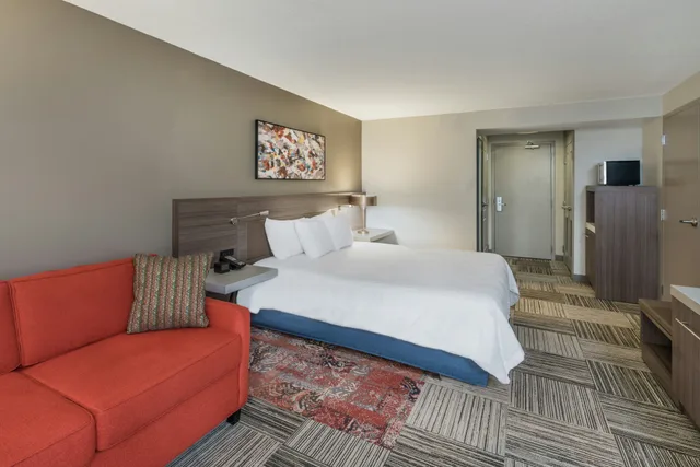 غرفة بسرير كينج مع أريكة، Hilton Garden Inn Syracuse 2/3