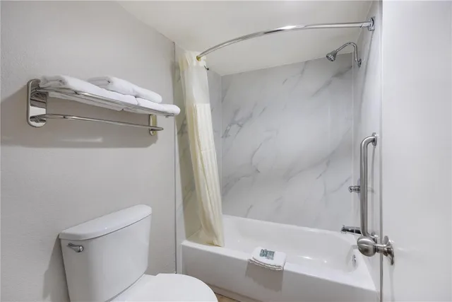 غرفة بسرير كينج مع أريكة، Best Western Fairwinds Inn 4/5