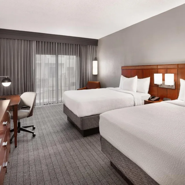 غرفة بسريرين مزدوجين وسرير كينج، Courtyard Memphis Airport 1/5