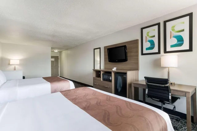 جناح بسرير كوين مع أريكة، Quality Inn & Suites Ferdinand 1/10