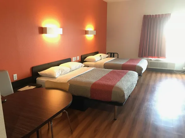 2 Queen Beds Non-Smoking, Shower، Motel6 Midland Tx 5/10