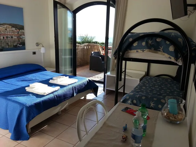 غرفة رباعية بسريرين منفصلين وسرير بطابقين، Hotel Tirreno 3/6