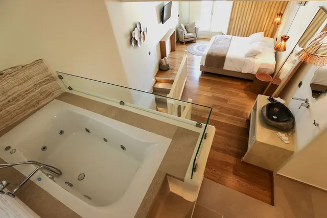 Maisonette, Double Bed, Sofa, Hot Tub, Pool Access, Life Suites 2/2