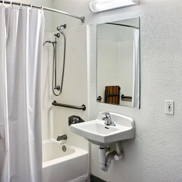 1 Queen Bed - Smoking, Motel6 King City, CA 9/10