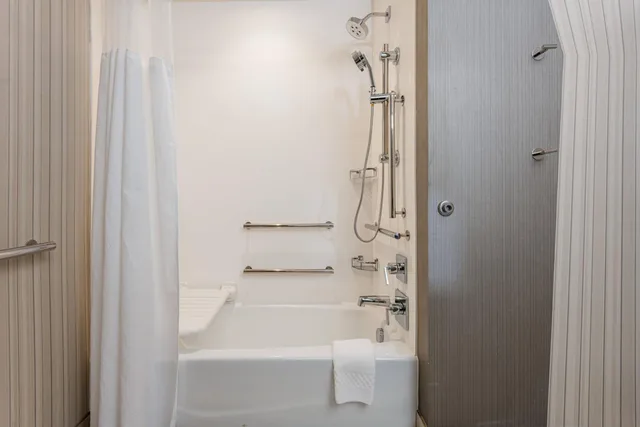 Room, 2 Queen Beds, Bathtub, Accessible, Courtyard by Marriott Asheville Biltmore Village 5/5