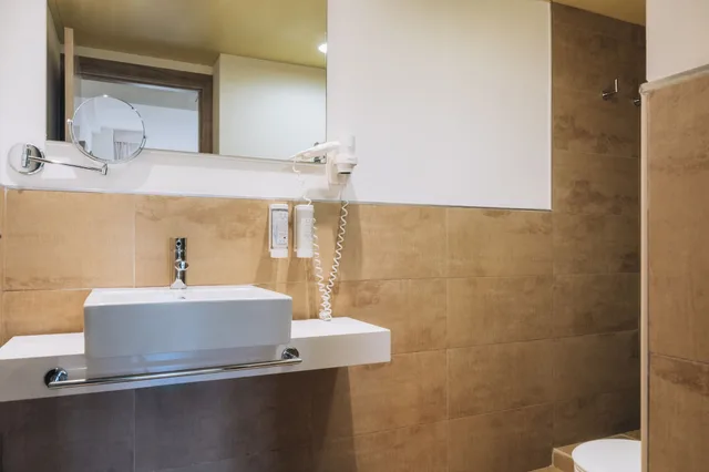 غرفة بسريرين منفصلين بإطلالة على البحر، Iberostar Waves Pinos Park 5/5