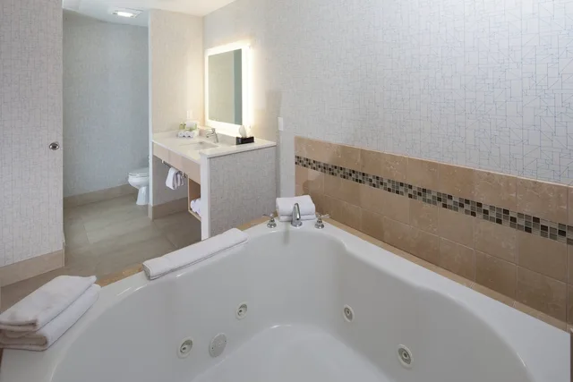 جناح بسرير كينج بغرفة نوم واحدة، Holiday Inn Express Suites Monroe 3/3