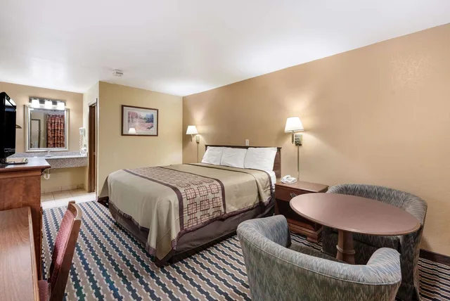 غرفة بسرير كينج للمدخنين، Rodeway Inn Columbus West 1/4