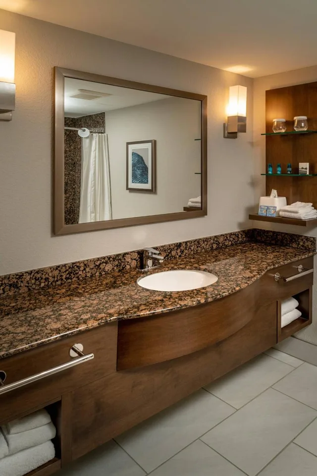 غرفة بسرير كينج مع أريكة، Delta Hotels By Marriott Huntington Mall 9/9