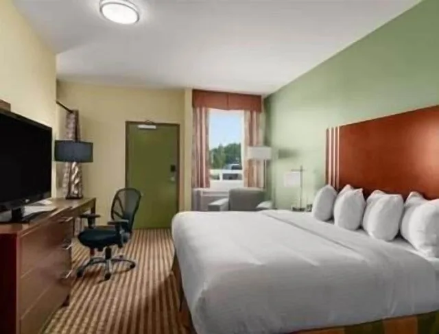 جناح بسرير كينج وسرير كوين بغرفة نوم واحدة، Ramada by Wyndham Carlyle 3/13