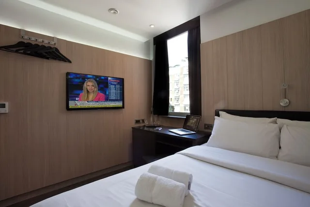 Room, Queen Bed, Z Hotel Victoria 1/4