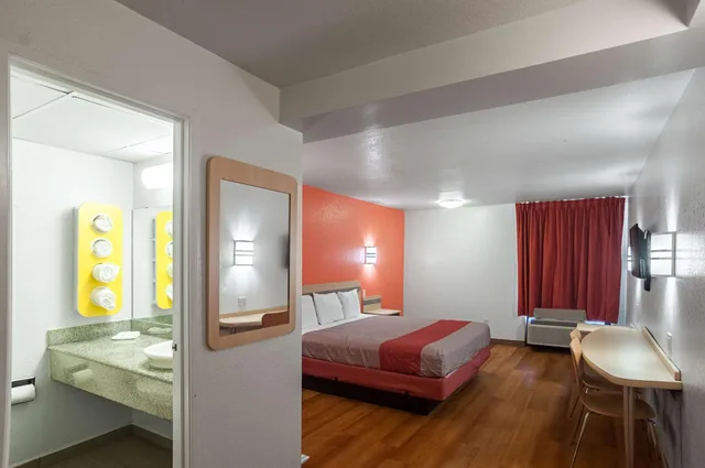 غرفة بسرير كينج لذوي الإعاقة، Motel6 Oklahoma City, OK - South 5/10