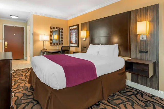 غرفة بسرير كينج لذوي الإعاقة، Best Western Plus Airport Plaza 2/3