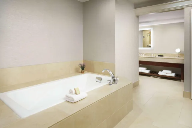 جناح بسرير كينج، Doubletree Hotel Colorado Springs - World Arena Co 3/3