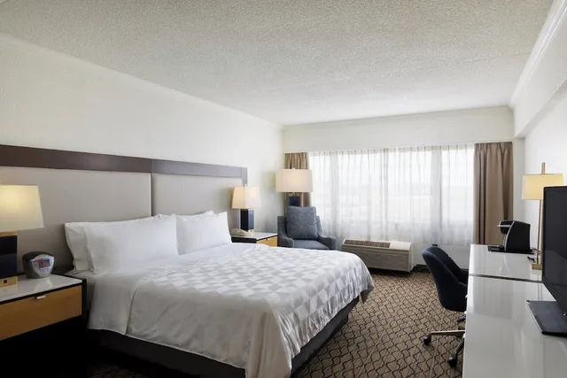 Standard, King Bed, Accessible, Holiday Inn Clark Newark Area Formerly Crowne Plaza Clark 1/2
