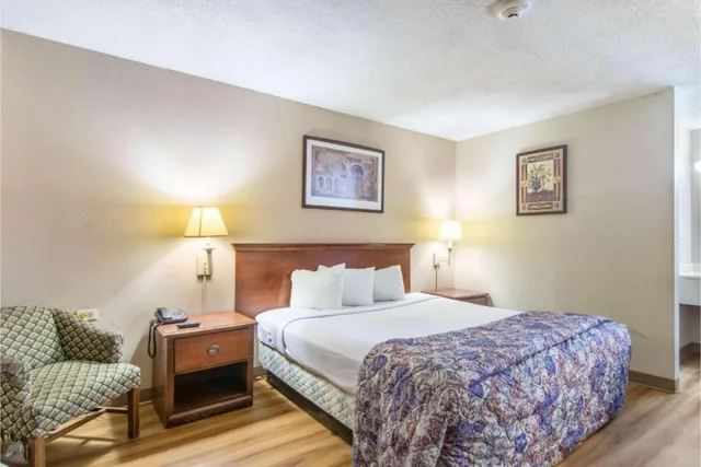 1 King Bed - Mobility Accessible Tub, Nsmk، Motel6 Alsip, IL 1/1