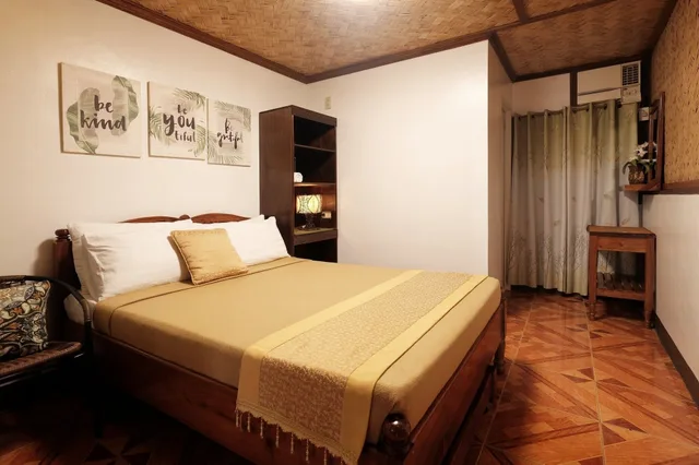 غرفة قياسية بسرير كوين، Villa Khadine Grandvista Resort 2/3