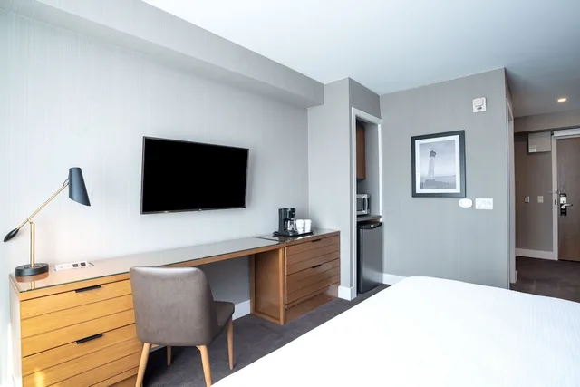 غرفة بسرير كينج، Sandman Hotel Hamilton 1/3