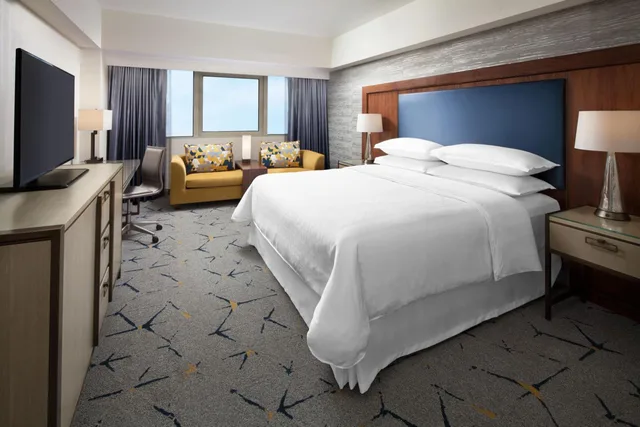 غرفة ديلوكس بسرير كينج بحوض استحمام لذوي الإعاقة، Sheraton Gateway Los Angeles Hotel 4/10