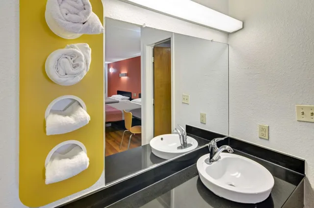 2 Queen Beds - Mobil Access Tub Nsmk Micfridg، Motel6 Lindale, TX 6/9