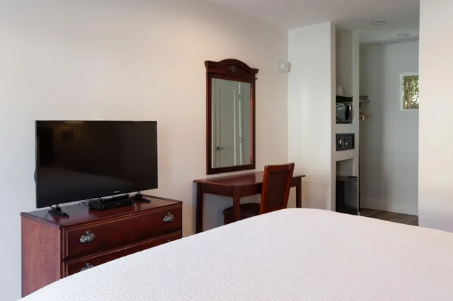 غرفة بسرير كينج، Studio City Court Yard Hotel 3/7